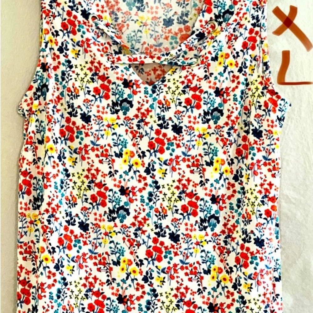 LADIES WHITE TOP WITH BLUE, RED & YELLOW FLOWERS